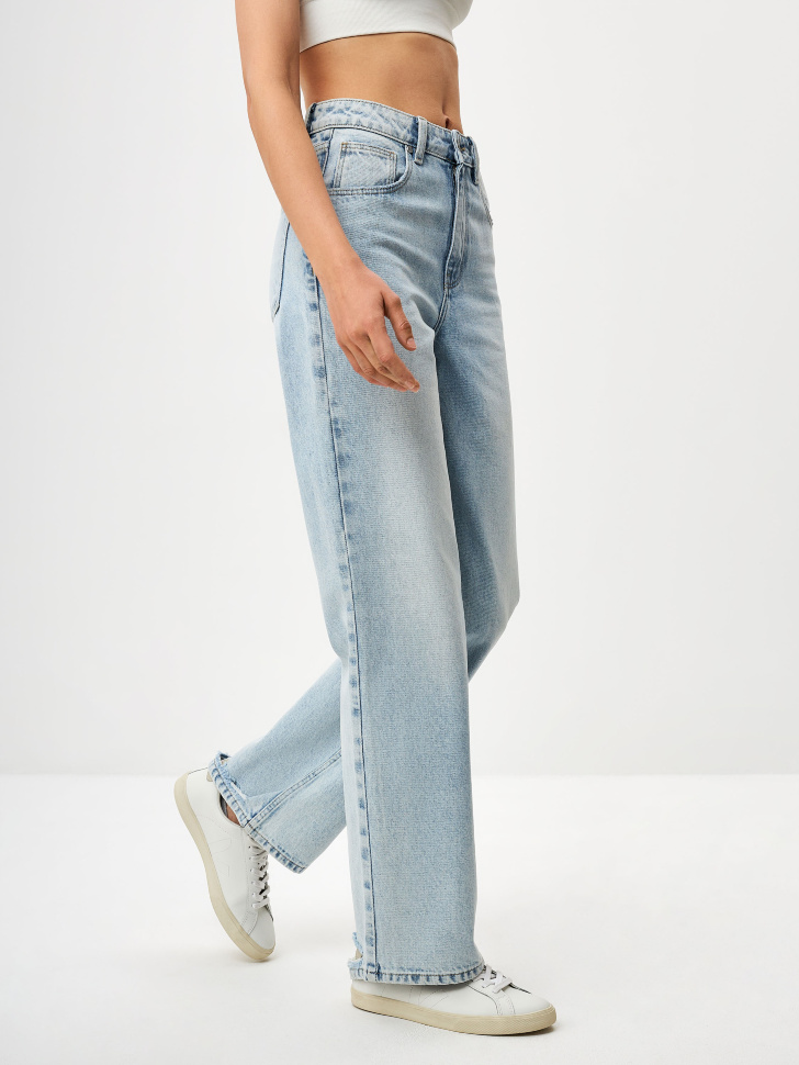 Широкие джинсы с разрывами снизу - фото 3
