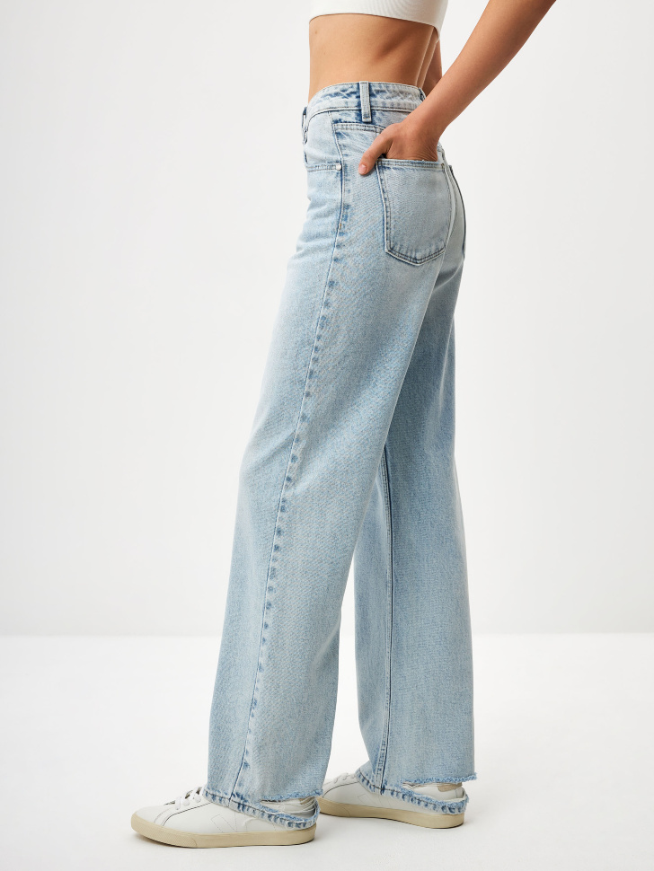 Широкие джинсы с разрывами снизу - фото 4